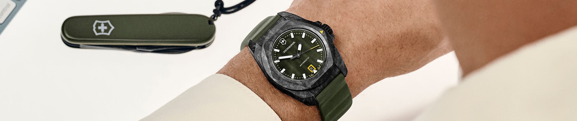 4 warianty Victorinox I.N.O.X. Automatic Carbon ze scyzorykiem - gotowe na każdą przygodę