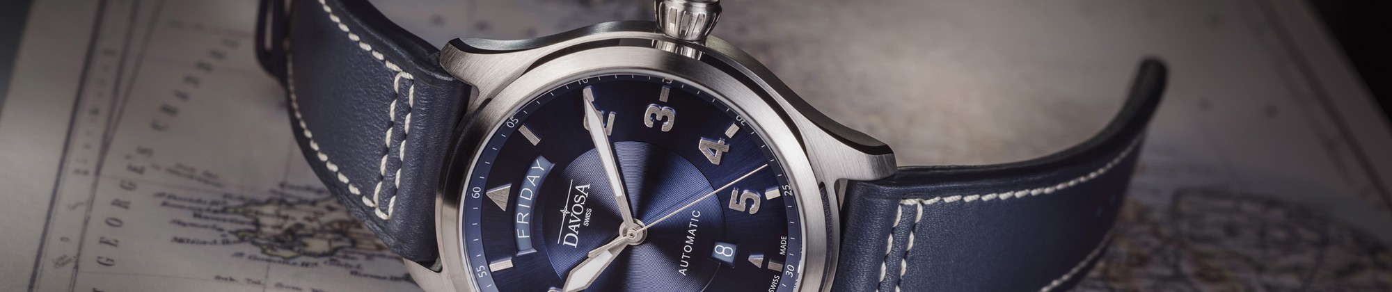 Davosa Newton Pilot Day-Date z pełną nazwą dnia.